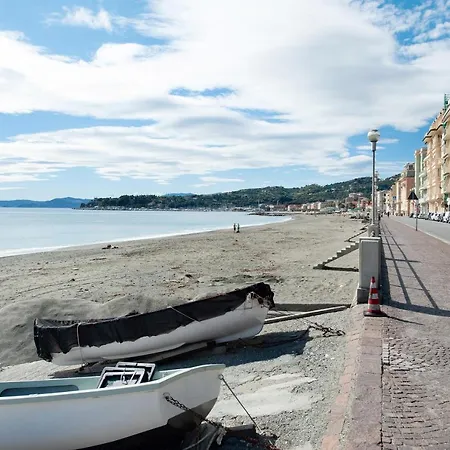 Bilocale Corosu Con 2 Balconi * Varazze