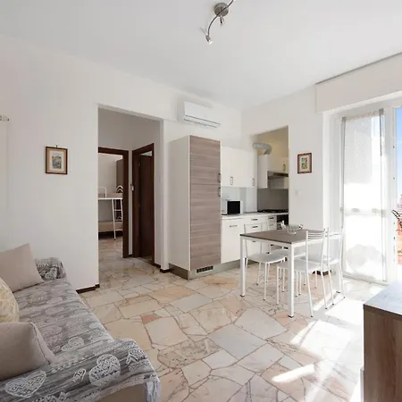 Bilocale Corosu Con 2 Balconi Apartament